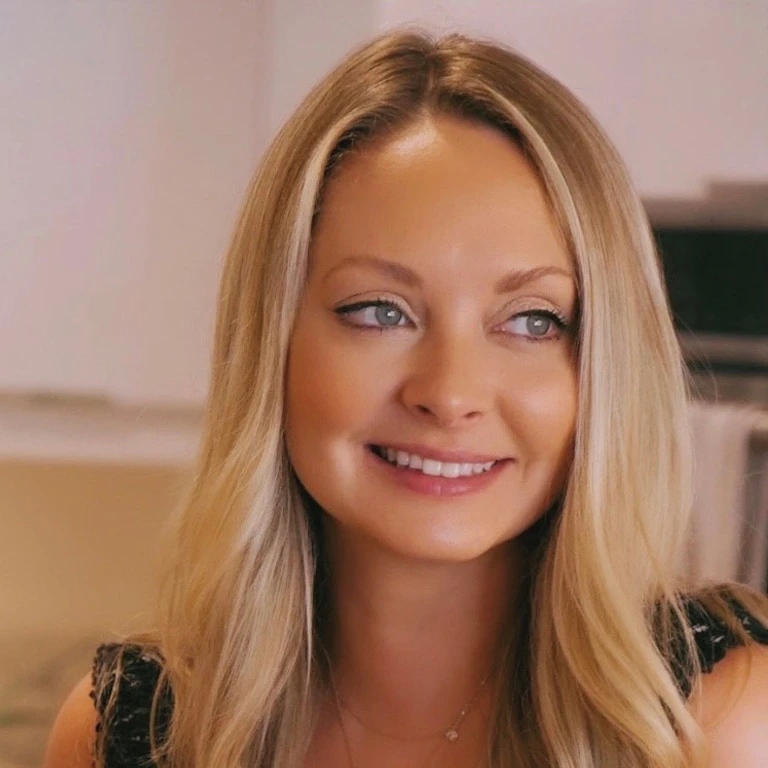 Chloe Crampton headshot
