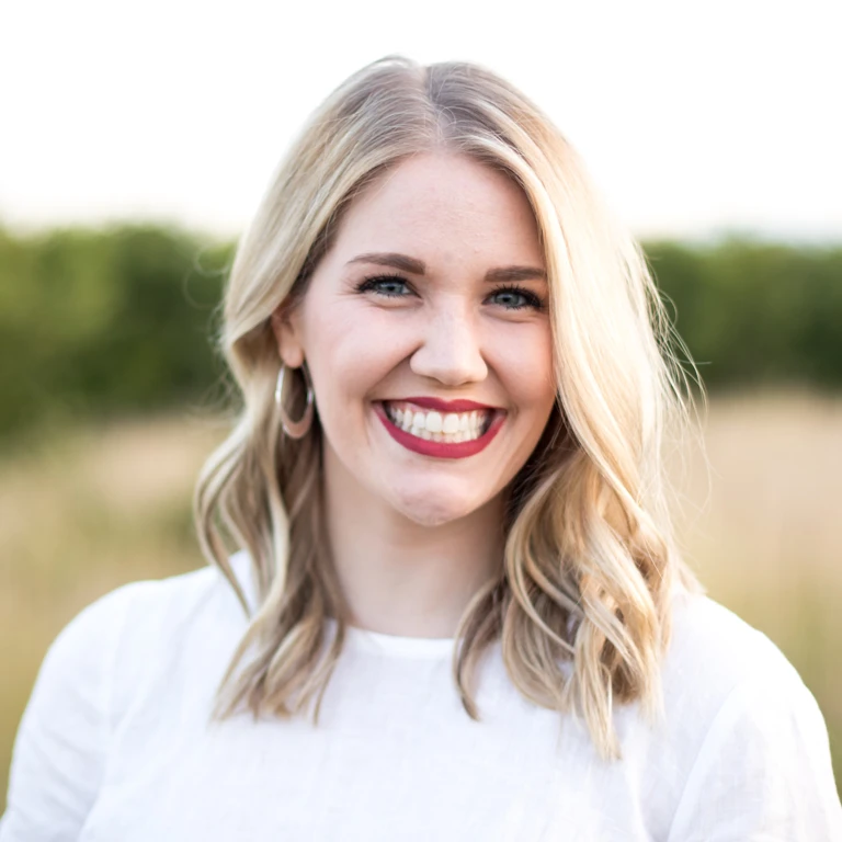 Headshot of Hannah Peters