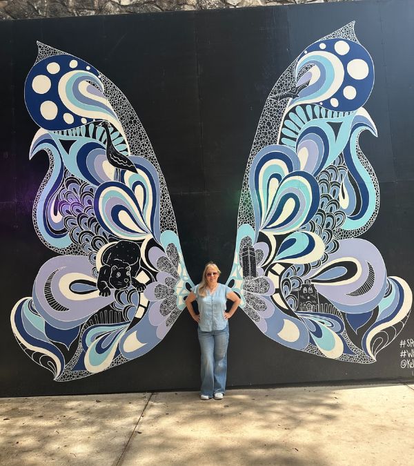 Celebrating 5 years since she discovered her breast cancer lump, Maria Lleonart turns 60 and poses between enormous butterfly wings.